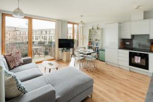 Shiny & Comfy stay with Underground links nearby!