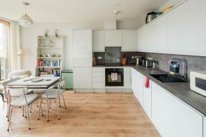 Shiny & Comfy stay with Underground links nearby!