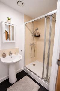 Manchester Modern 1 Bed Apartment Ideal For Long Stays and Business Stays Self Check-In Parking 5 Min Walk to Old Trafford