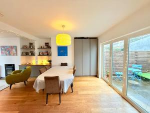 Redlands Fun & Colourful Artistic House