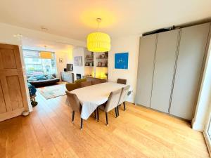 Redlands Fun & Colourful Artistic House