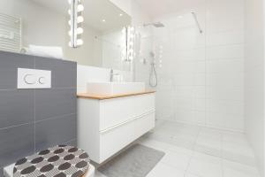 Pastel & Cozy Apartment with a Spacious Terrace in Gdansk by Noclegi Renters