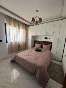 Cozy hotel-style emerald apartment