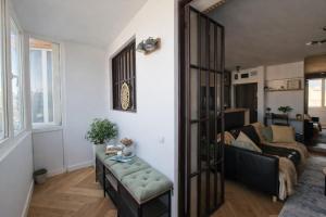 Elegant Amzei Apartment with Private Balcony