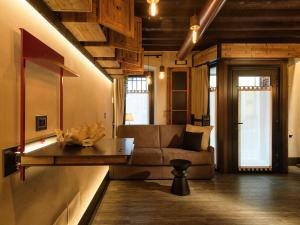 La Vite Apartments by Queen Gallery