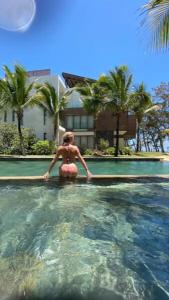 Immaculate Penthouse 2BR, Beach, and Pool