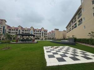 The Ivory Stay, Chic 2BHK, Top Location, Cozy Comfort