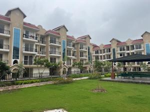 The Ivory Stay, Chic 2BHK, Top Location, Cozy Comfort