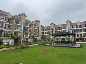The Ivory Stay, Chic 2BHK, Top Location, Cozy Comfort