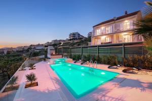 Holiday home with several apartments, a pool, sea views and a barbecue near Split