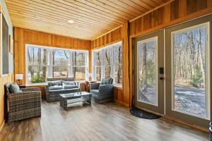 Pool Hot Tub Game Room Fireplace Private Retreat