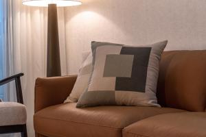 Luxury Penthouse with Private Gym, Steps to Metro