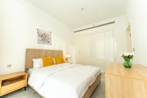 Waterfront One Bedroom - Canal & Burj Khalifa View