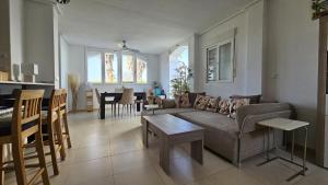 Stunning 2 Bedroom 2 Bathroom Town House - CE7LT