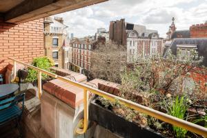Balcony Flat in the Heart of West End