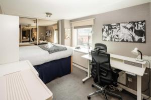 Balcony Flat in the Heart of West End