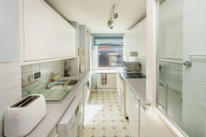 Balcony Flat in the Heart of West End