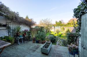 Sunny 3BR with backyard Near Drumcondra Train Station