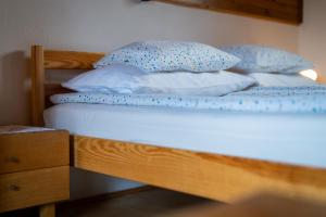 Apartments and rooms Pri Urhu