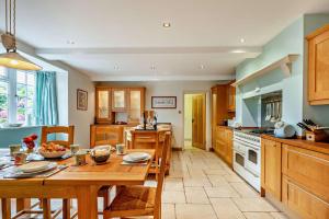 4 Bed in Two Mile Oak oc-b27535