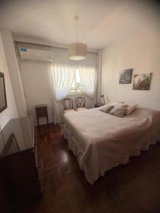 Luminoso depto de 3 amplios dormitorios y living comedor, cochera gratuita
