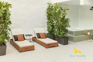 Romantic Athenian Hacienda with Jacuzzi & Fireplace