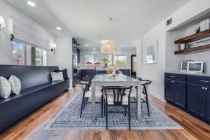 Stunning Lake House with a Pool and Hot Tub