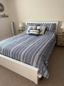 Midships, bright and airy, first floor, centrally located, flat