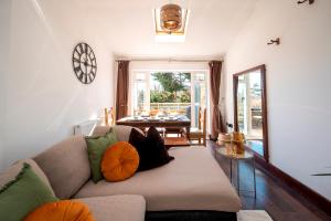 Spacious 4Bed Home with Decked Garden Forest Hill - Pass the Keys