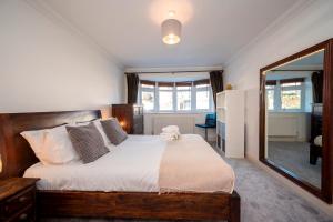 Spacious 4Bed Home with Decked Garden Forest Hill - Pass the Keys