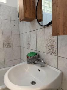 Livemore24 - Apartment 2 in Oberhausen WLAN - Smart-TV - 24-7 Check-in und Küche