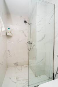 Bright 2-Bedroom Apartment with Balcony & Parking