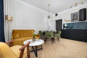 Elegant Apartment with a Work Space Close to the City Center by Noclegi Renters