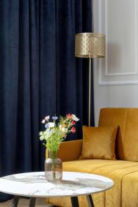 Elegant Apartment with a Work Space Close to the City Center by Noclegi Renters