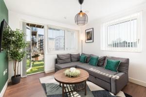 Stylish 2 Bedroom in City Centre With Balcony and Gated Parking