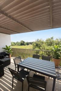 AGENCE JF IMMO-T2 climatise 4 pers avec terrasse vue campagne piscine et parking V0773