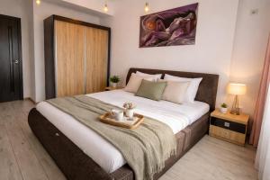 Artistic 1BR Near Mall with Private Balcony