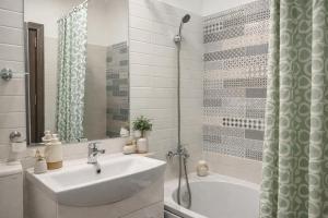 Artistic 1BR Near Mall with Private Balcony