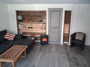 Jolie maison,terrasse, jardin 5 minutes de la plage de la Chambrette avec restos les pieds dans le sable