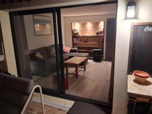 Jolie maison,terrasse, jardin 5 minutes de la plage de la Chambrette avec restos les pieds dans le sable