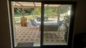 Jolie maison,terrasse, jardin 5 minutes de la plage de la Chambrette avec restos les pieds dans le sable
