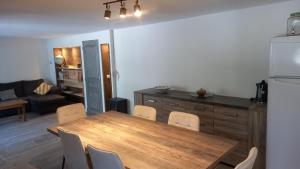 Jolie maison,terrasse, jardin 5 minutes de la plage de la Chambrette avec restos les pieds dans le sable
