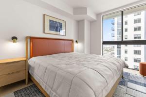 Downtown Luxury Condo withPool & Skyline Views