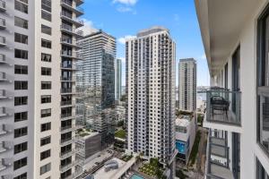 Downtown Luxury Condo withPool & Skyline Views