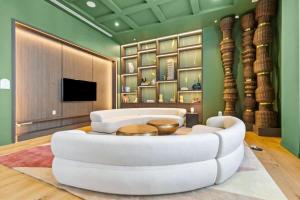 Downtown Luxury Condo withPool & Skyline Views