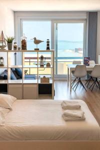 Casiola - Beach Studio with Balcony & Sea View