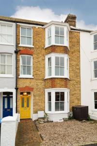 Sunshine Villa Broadstairs sleeps 8 close to beach