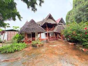 Tropinest bungalows & hostel