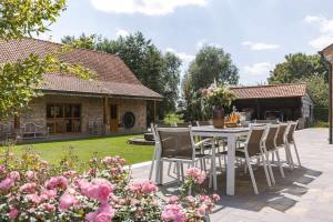 Casiola - Authentic Serene Vacation Hideaway with Pond