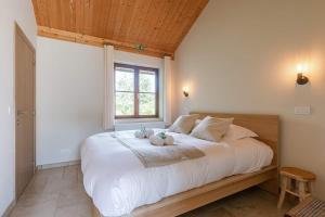 Casiola - Authentic Serene Vacation Hideaway with Pond